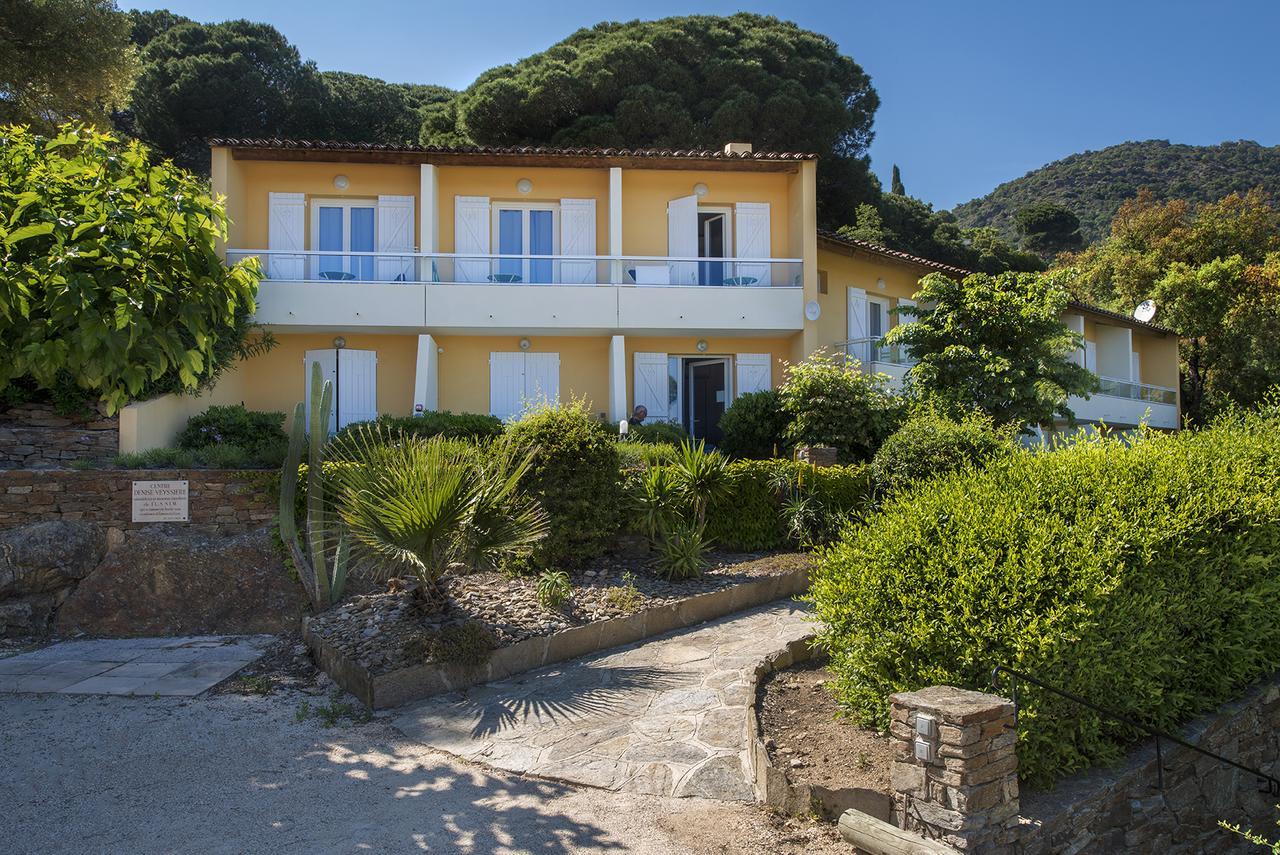 Hotel-Club Du Domaine D'Aiguebelle, Ussim Vacances เลอลาวองดูว์ ภายนอก รูปภาพ